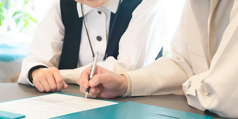 手続き書類に記入する夫婦