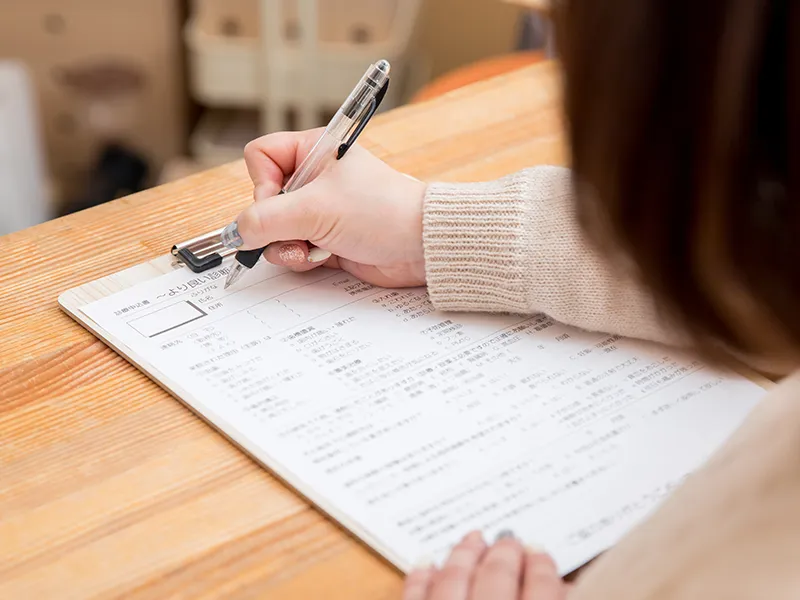 問診票に記入する女性