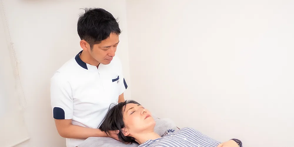 整体施術を受ける女性