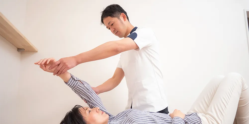 整体施術を受ける女性