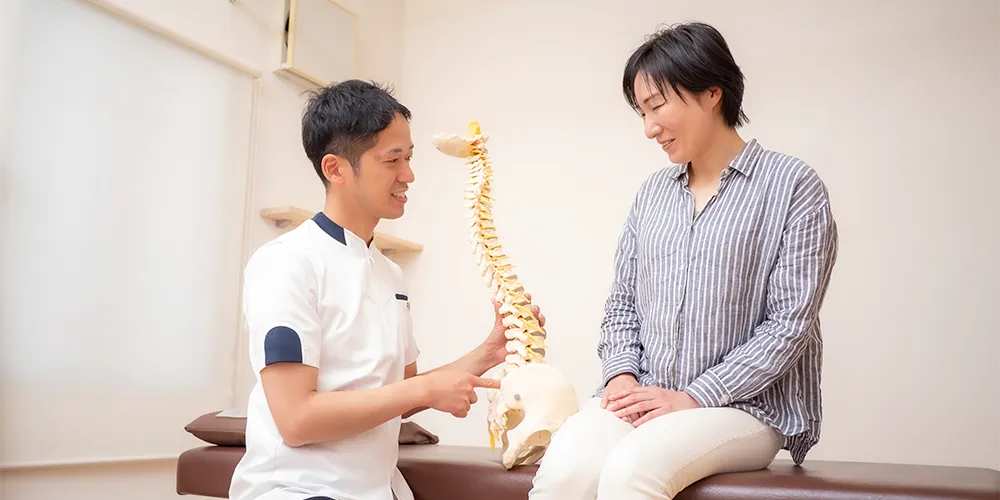 体を見てもらいながらカウンセリングを受ける女性