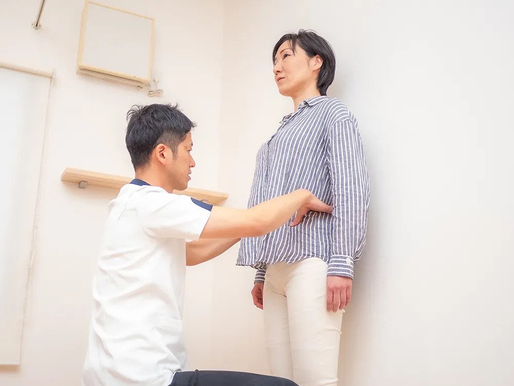 身体の動きの検査を受ける女性