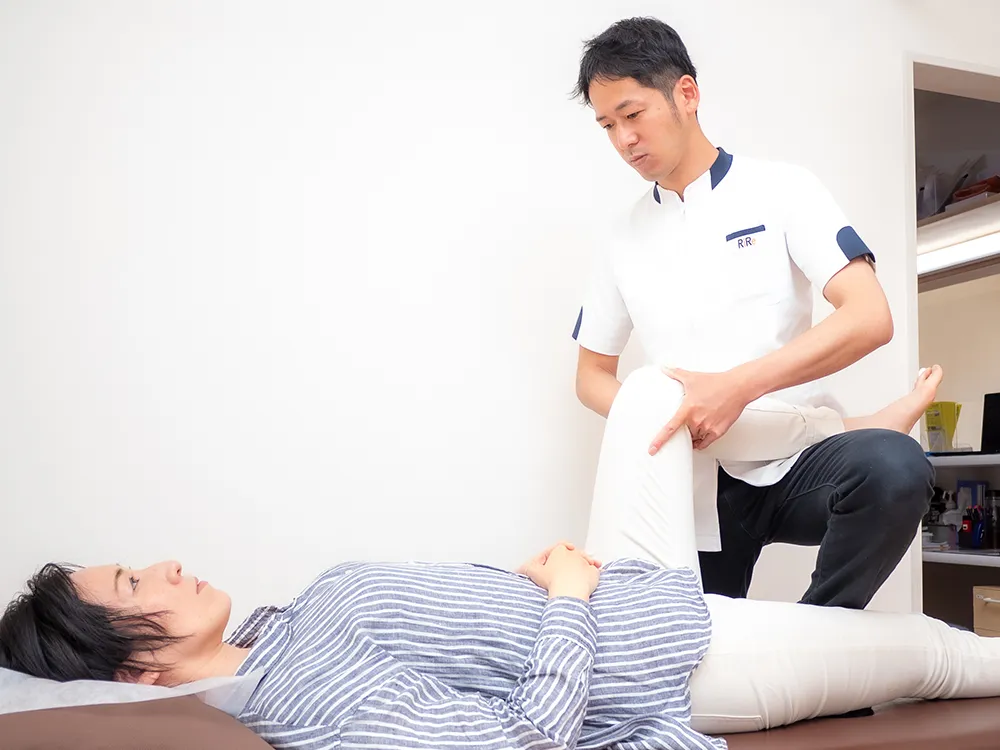 整体施術を受ける女性