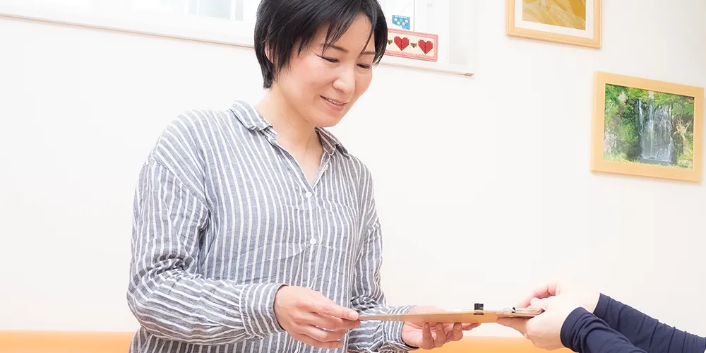 整形外科との併用について説明を受ける女性