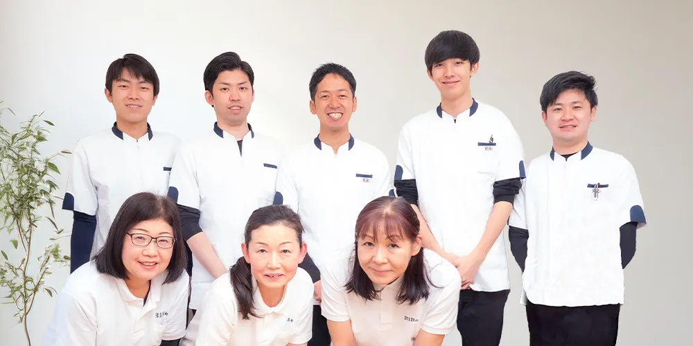 事故後の対応について相談に乗ってもらう女性